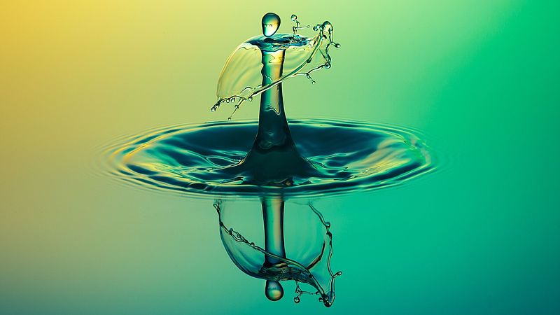 Drop og water reflected